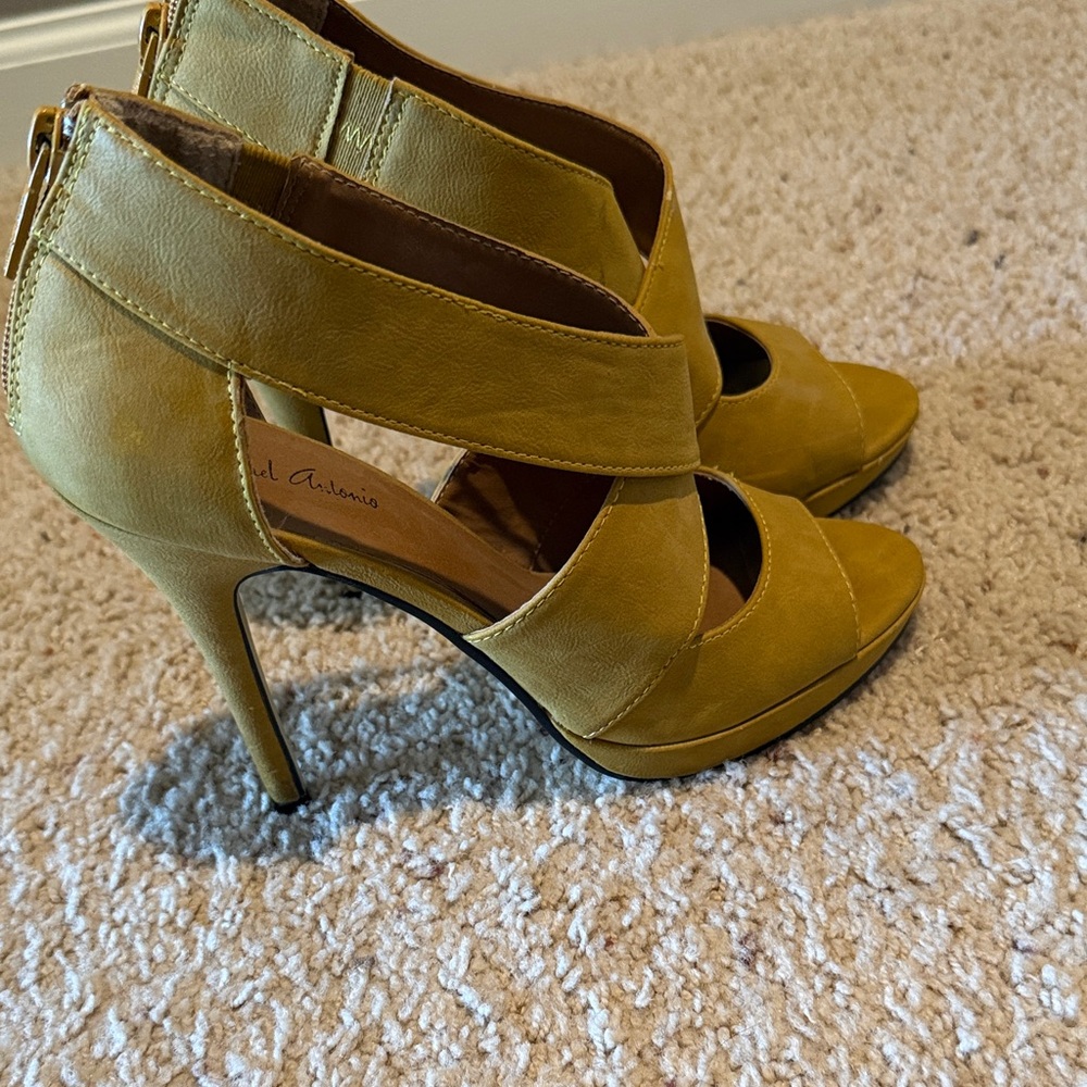 Michael Antonio Stylish Mustard Yellow Open-Toe Stiletto Heels - Picture 3 of 6